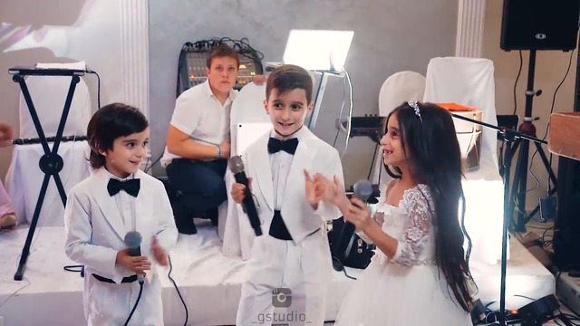 Деца поздравяват сестра си на сватбата с прекрасна песен