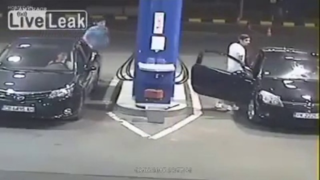 С пожарогасител срещу пушач! Gas station worker uses fire extinguisher on a smoking man 🚭
