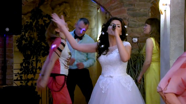 Уникална булка пее на собствената си сватба
