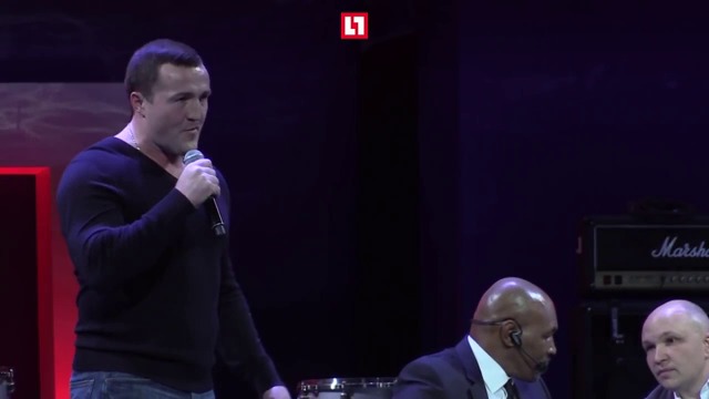 Подариха на Майк Тайсън барета на Въздушнодесантни войски в Москва