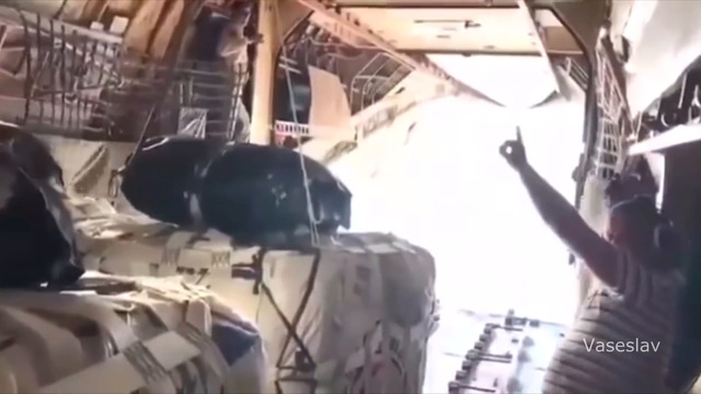 СУ-30 ЗАГЛЯНУЛ ВНУТРЬ ТРАНСПОРТНИКА - Комментарии иностранцев _ Russian Su-30 fantastic maneuver