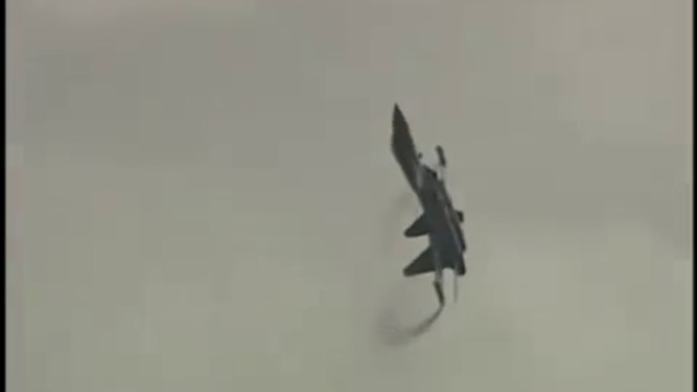 Фигуры высшего пилотажа на истребителе Су-37 'Терминатор'.