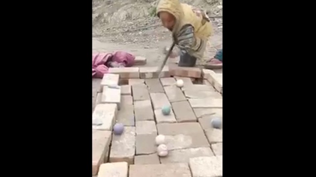 БЕДНИЯТ КИТАЙ.ДЕЦА ОТ СЕЛО ИГРАЯТ БИЛЯРД