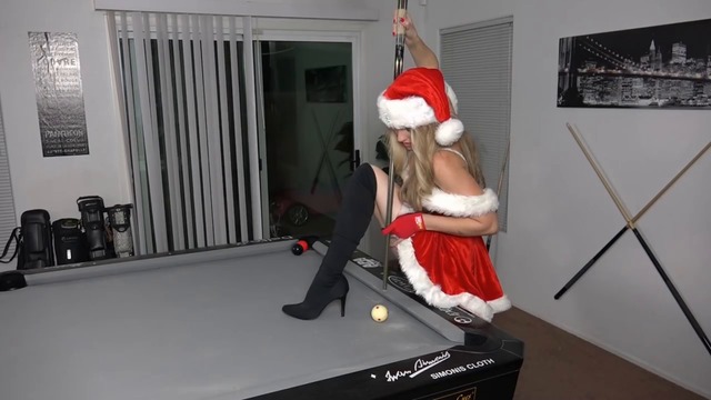 СЕКСИ СНЕЖАНКА УМЕЕ ТРИКОВЕ В БИЛЯРДА