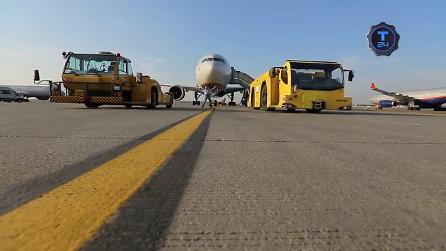 Дай порулить !  Аэродромный тягач