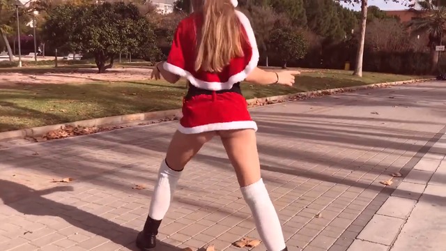 Секси снежанка показва Twerk танц на улицата