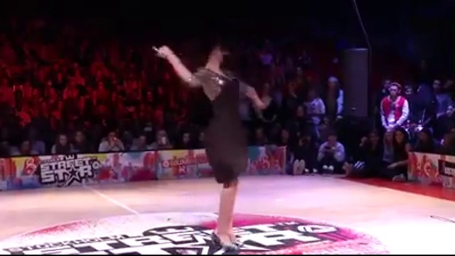 УНИКАЛЕН ТАНЦ ОТ МЛАДА ДАМА ВПЕЧАТЛИ ПУБЛИКАТА