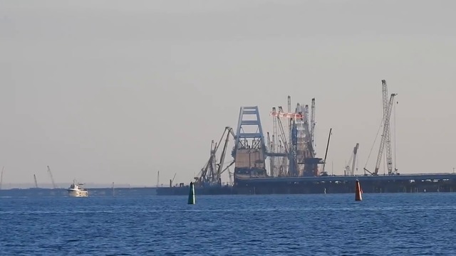 Крымский(13.01.2018)мост! Началась надвижка на ж_д опоры пролётов моста! Комментарий специалиста!