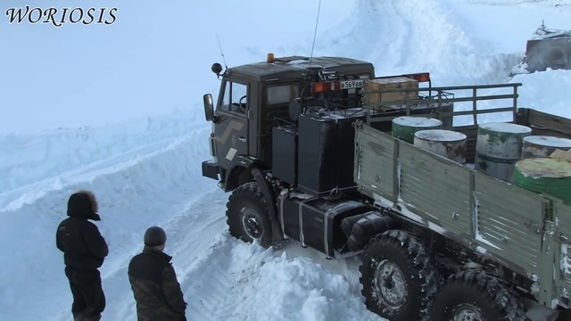 КАМАЗ тягач 6х6 буксует в снегу
