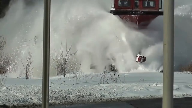Поезда мощно пробивают снежные заносы