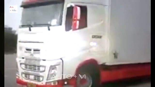 Как профессионалы дальнобойщики заезжают задом и паркуют грузовики.