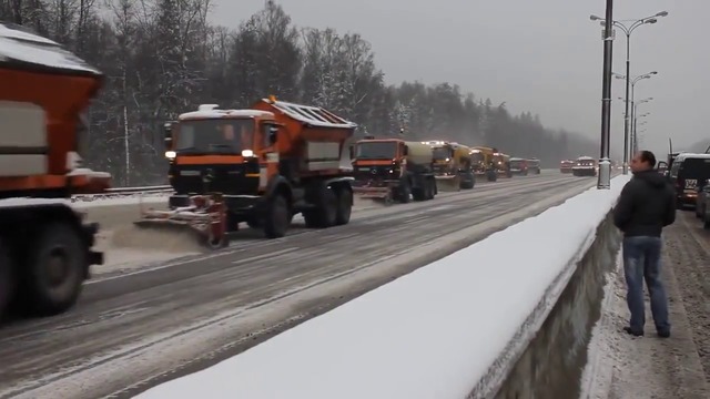 ЕТО ТАКА СЕ ЧИСТЯТ ПЪТИЩАТА В РУСИЯ !!!