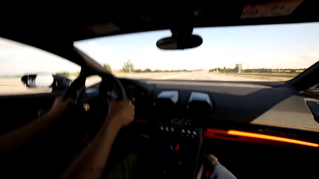 Lamborghini Huracan Срещу Honda CBR 1000RR От 2014 Година… Кое Ли Върви Повече?