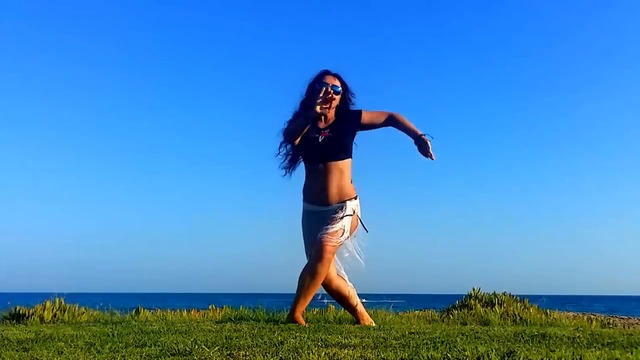 Natalia Kalinina dancing on the beach - Despacito