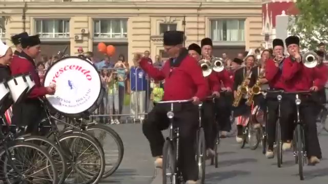 На фестивала в Москва военни оркестри от 15 страни свириха и музиканти караха велосипед