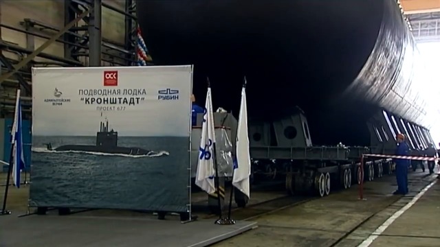В Санкт-Петербурге на воду спустили подводную лодку "Кронштадт"