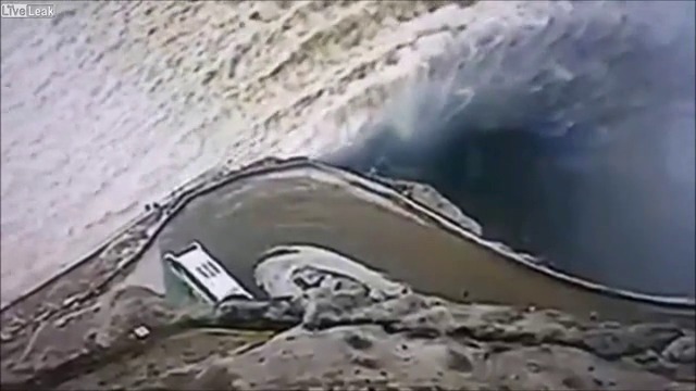 НА КОСЪМ ОТ......