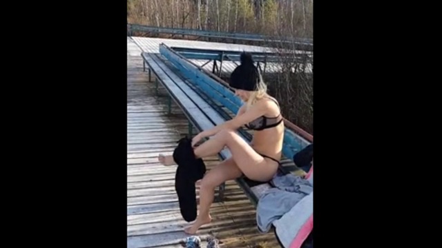 ДОКАТО СЕ НАКАНИ ДА СКОЧИ И......ЕЗЕРОТО ЗАМРЪЗНА